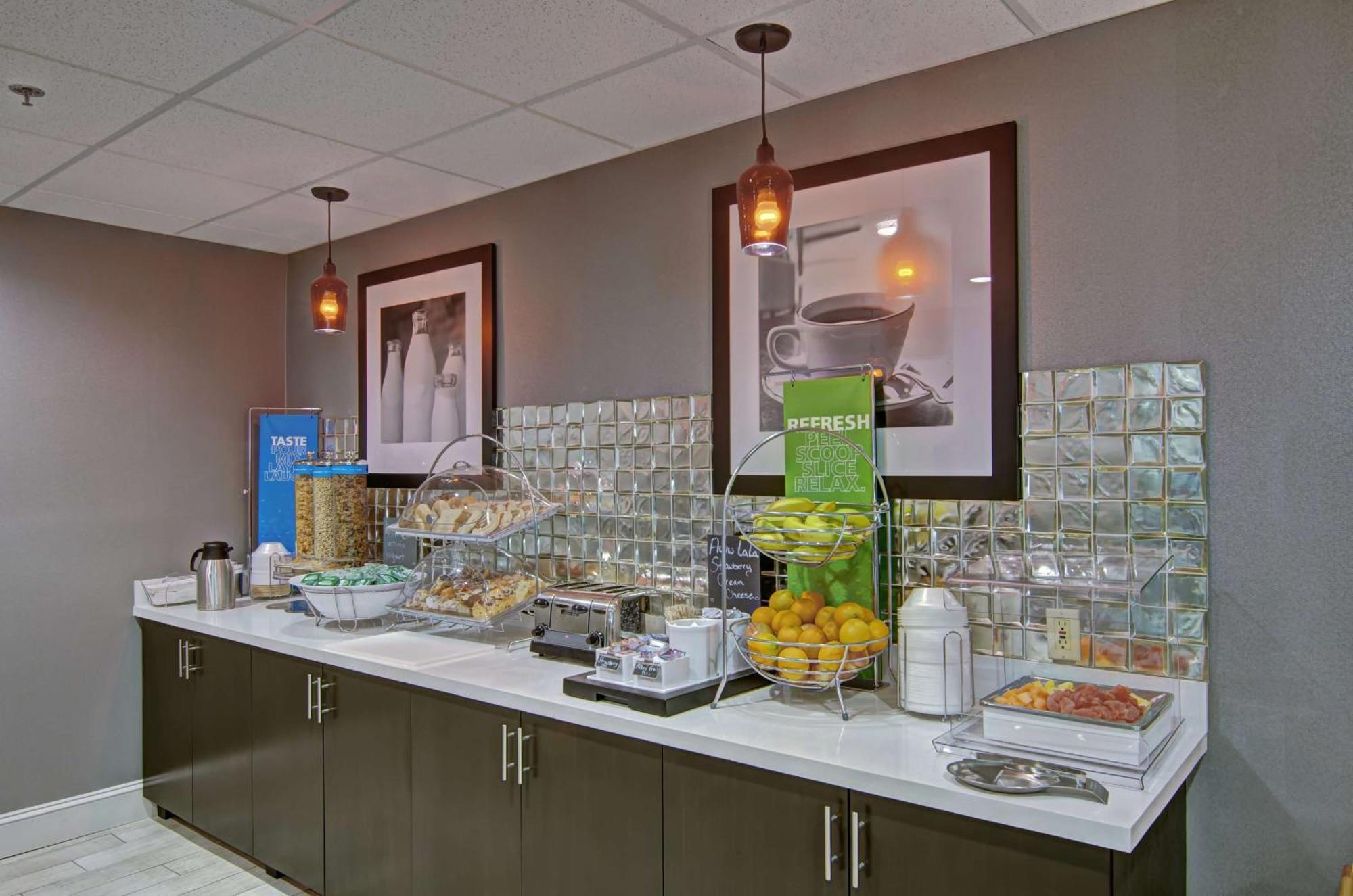 Hampton Inn Сейлем Экстерьер фото